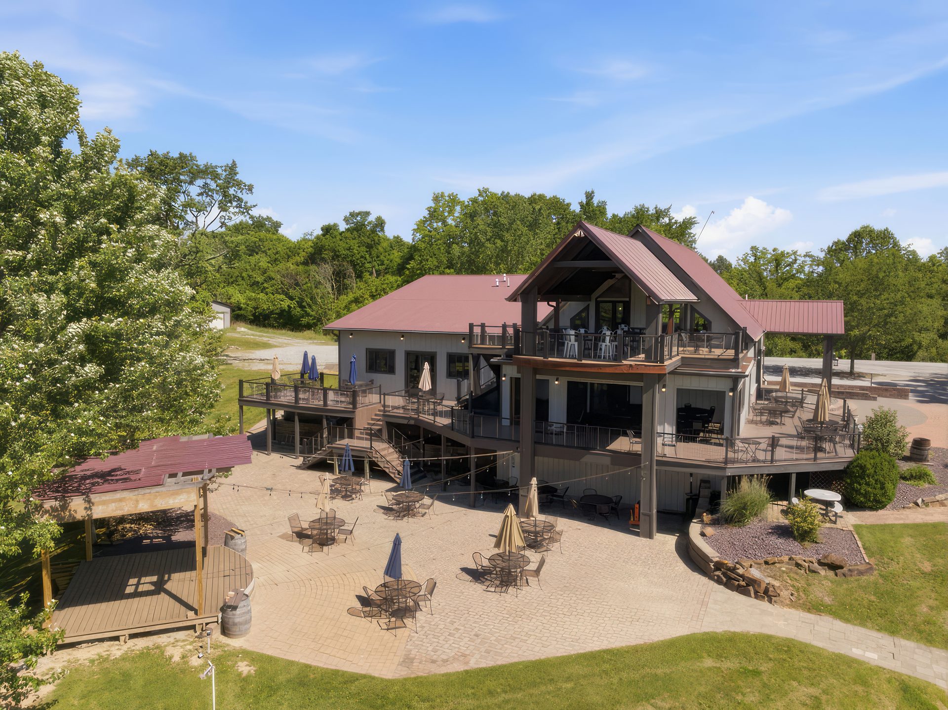 Property listing website example with a lodge and surrounding grounds